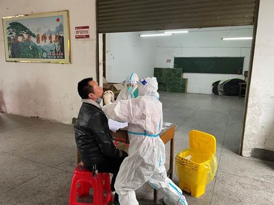 核酸檢測入校園 筑牢校園安全墻——武岡市小學開展核酸檢測常態(tài)化抽測工作