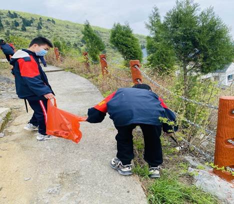 新邵縣嚴塘中學開展“學雷鋒，見舉措”自愿者服務運動