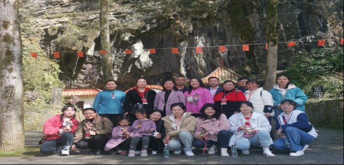 春暉拾趣   凝心聚力—新寧縣清江橋鄉(xiāng)水口小學(xué)開展“三八”婦女節(jié)春游運動