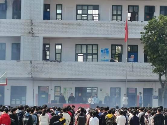 “總結(jié)曩昔、瞻望將來”2022春季開學(xué)典禮