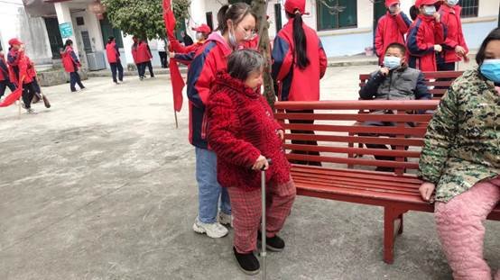 山門鎮(zhèn)中學組織學雷鋒運動把溫暖送到老人心中