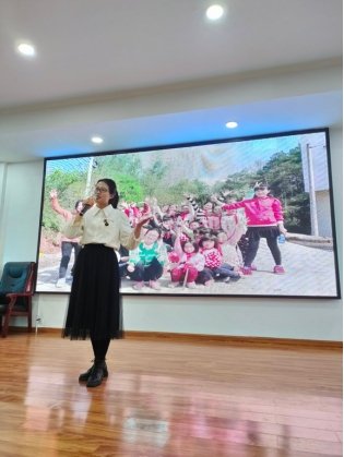 新寧縣解放小學(xué)舉行“三八”婦女節(jié)教師演講比賽運(yùn)動(dòng)