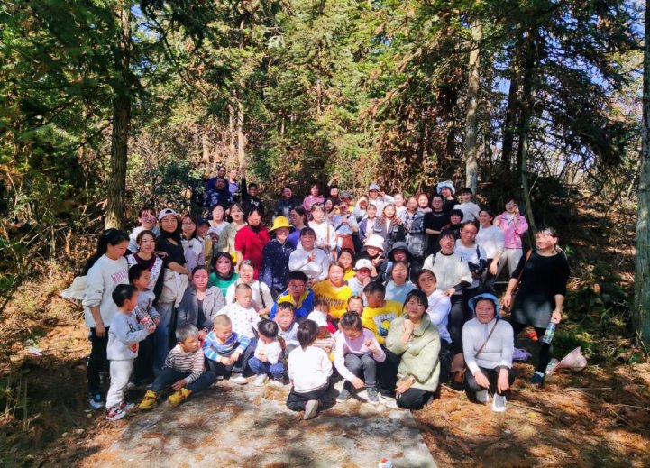 枝頭春意鬧，歡度婦女節(jié)——洞口縣山門鎮(zhèn)市鎮(zhèn)完小三八婦女節(jié)爬山運動