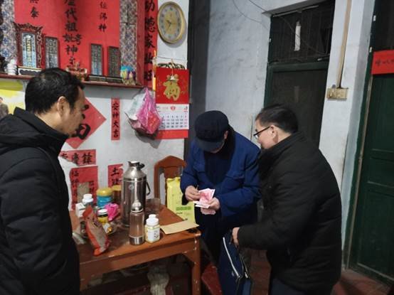 洞口四中春節(jié)前夕走訪慰問退休教工