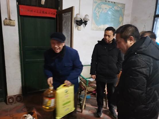 洞口四中春節(jié)前夕走訪慰問退休教工