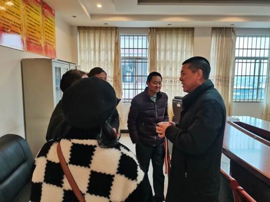 縣教育局向導來洞口四中慰問困難教工