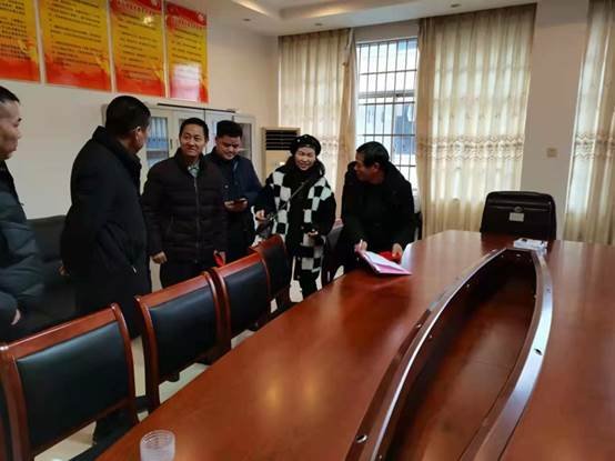 縣教育局向導來洞口四中慰問困難教工