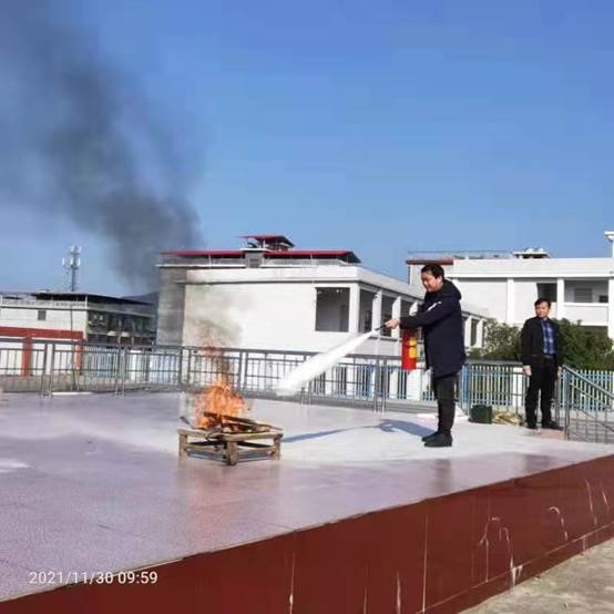 黃龍鎮(zhèn)中間小學(xué)舉行消防應(yīng)急疏散演練運動