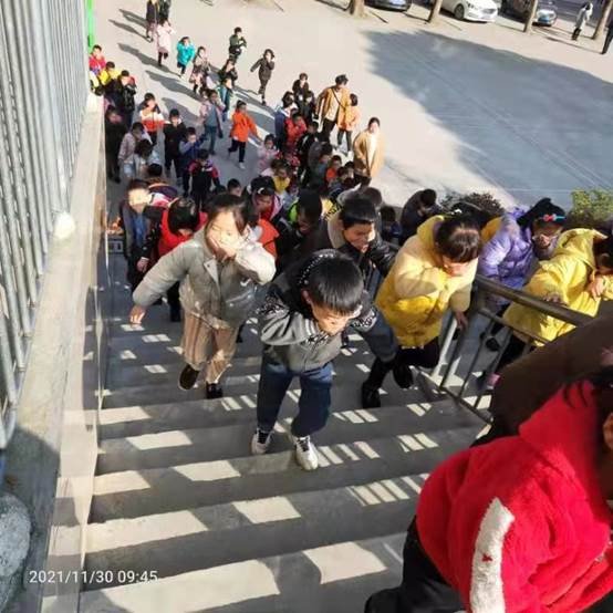 黃龍鎮(zhèn)中間小學(xué)舉行消防應(yīng)急疏散演練運動