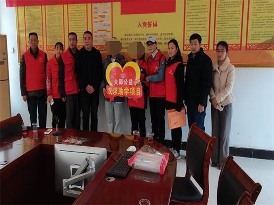 洞口四中兩學(xué)子獲漢求助學(xué)基金