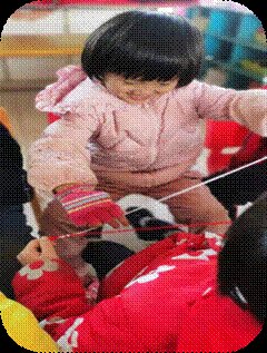 新寧縣清江橋鄉(xiāng)中間幼兒園開展“花樣編織”運動