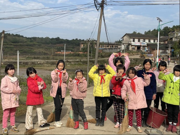 新建中學(xué)“冬日清掃，鮮艷周邊”