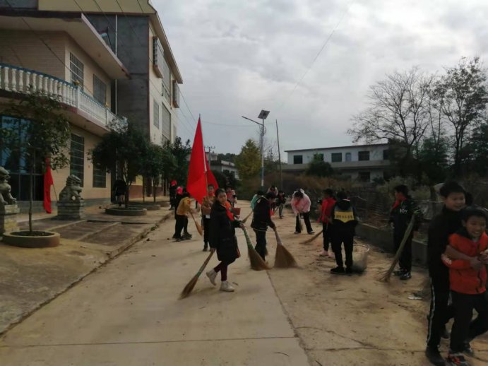 新建中學(xué)“冬日清掃，鮮艷周邊”