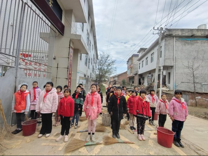 新建中學(xué)“冬日清掃，鮮艷周邊”