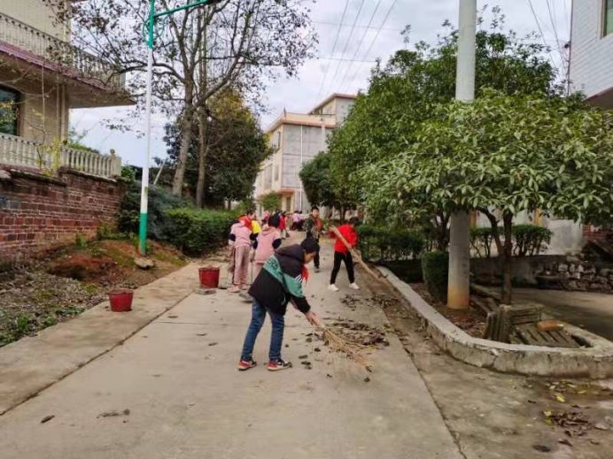 新建中學(xué)“冬日清掃，鮮艷周邊”