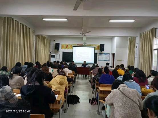 黃龍鎮(zhèn)中間黌舍召開(kāi)全體教師