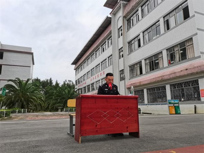 洞口四中舉辦安全法制教育講座