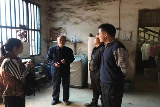 金稱市鎮(zhèn)中學教育工會開展重陽節(jié)走訪慰問退休老教師運動