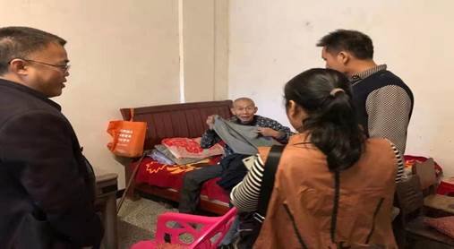 金稱市鎮(zhèn)中學教育工會開展重陽節(jié)走訪慰問退休老教師運動