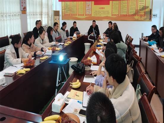 洞口四中召開2021年新進教師座談會