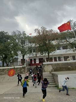 新寧縣白沙鎮(zhèn)中間小學(xué)開(kāi)展緊急疏散演練運(yùn)動(dòng)