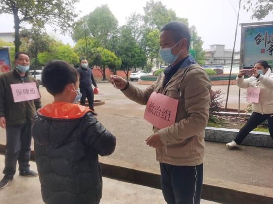 邵陽縣下花橋鎮(zhèn)中間完全小學(xué)開展新冠肺炎疫情防控應(yīng)急演練