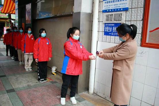 武岡市紅星小學(xué)開(kāi)展疫情防控應(yīng)急演練