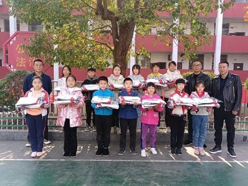 愛心捐贈，情暖校園