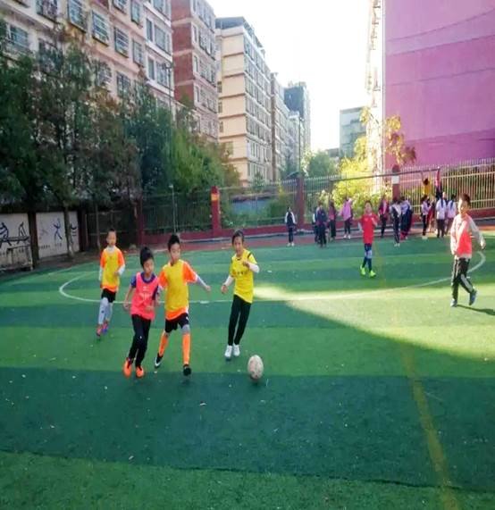 邵東四小班級(jí)足球賽第九日戰(zhàn)報(bào)3年級(jí)八強(qiáng)對(duì)陣出爐‖2年級(jí)衛(wèi)冕冠軍首場(chǎng)遭遇平局‖1年級(jí)初登場(chǎng)