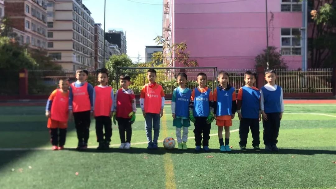 邵東四小班級(jí)足球賽第九日戰(zhàn)報(bào)3年級(jí)八強(qiáng)對(duì)陣出爐‖2年級(jí)衛(wèi)冕冠軍首場(chǎng)遭遇平局‖1年級(jí)初登場(chǎng)