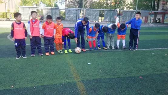 邵東四小班級(jí)足球賽第九日戰(zhàn)報(bào)3年級(jí)八強(qiáng)對(duì)陣出爐‖2年級(jí)衛(wèi)冕冠軍首場(chǎng)遭遇平局‖1年級(jí)初登場(chǎng)