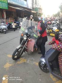 武岡市紅星小學(xué)開展“疏導(dǎo)交通，平安回家”的服務(wù)運動