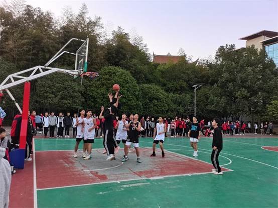 洞口四中舉行2021年高二須眉籃球聯(lián)賽