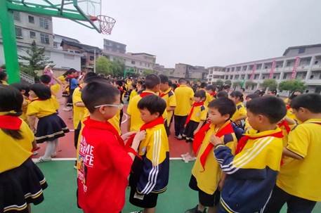 喜迎二十大 爭做好隊(duì)員——2022年上學(xué)期白倉鎮(zhèn)中間完小少先隊(duì)入隊(duì)儀式