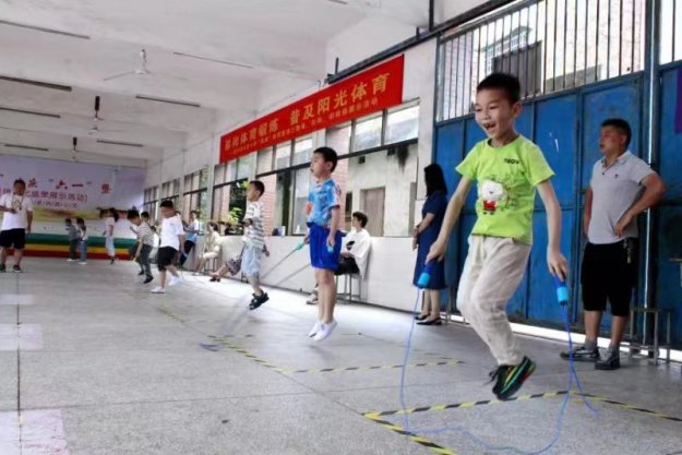 助力“雙減”    “跳”出風(fēng)采——武岡市紅星小學(xué)舉行跳繩比賽