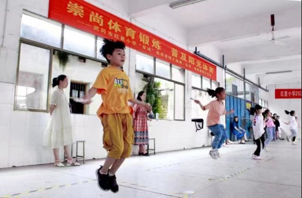 助力“雙減”    “跳”出風(fēng)采——武岡市紅星小學(xué)舉行跳繩比賽