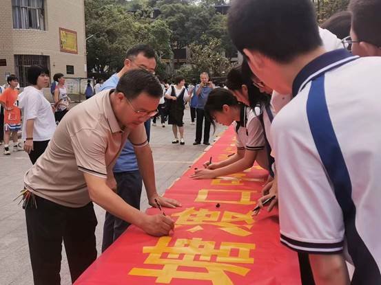 邵陽縣塘渡口中學(xué)開展“保護生命 闊別毒品”國旗下講話運動