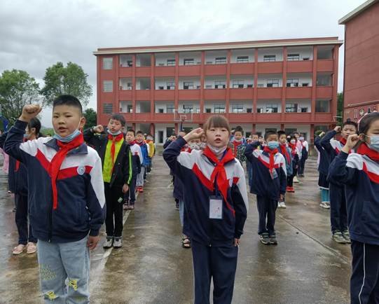 邵陽縣下花橋鎮(zhèn)中間完全小學(xué)黨支部組織舉行少先隊入隊儀式