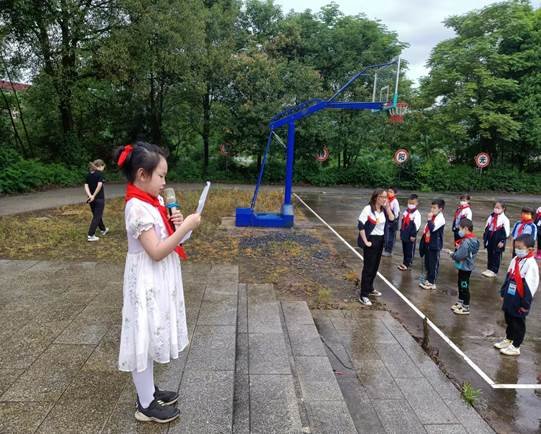 邵陽縣下花橋鎮(zhèn)中間完全小學(xué)黨支部組織舉行少先隊入隊儀式