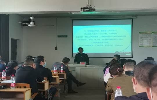 共商教育大計(jì)，齊定發(fā)展目標(biāo)——霞塘云中間黌舍召開教育教學(xué)質(zhì)量提拔大會(huì)