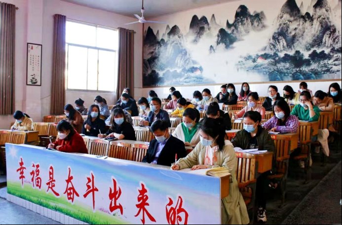 傳誦中華經(jīng)典，弘揚(yáng)傳統(tǒng)文化——記武岡市紅星小學(xué)青年教師古詩詞教學(xué)比武