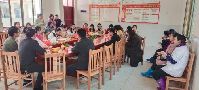 “領(lǐng)袖豪言對(duì)世喧，巾幗能頂半邊天”?！浕佚埶骆?zhèn)軍田中學(xué)慶“三八”國際婦女節(jié)座談會(huì)