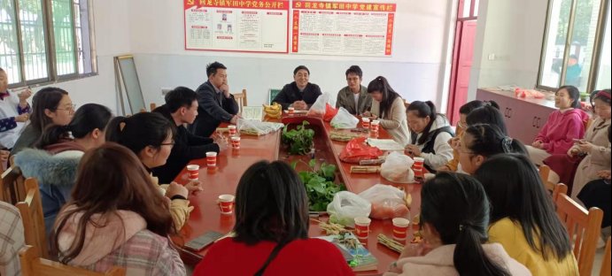 “領(lǐng)袖豪言對(duì)世喧，巾幗能頂半邊天”?！浕佚埶骆?zhèn)軍田中學(xué)慶“三八”國際婦女節(jié)座談會(huì)