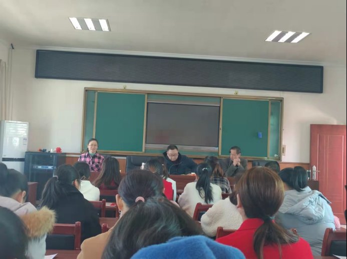 做時代女性，一路向?qū)怼纯诳h山門鎮(zhèn)中間黌舍召開婦女節(jié)贊譽(yù)座談會