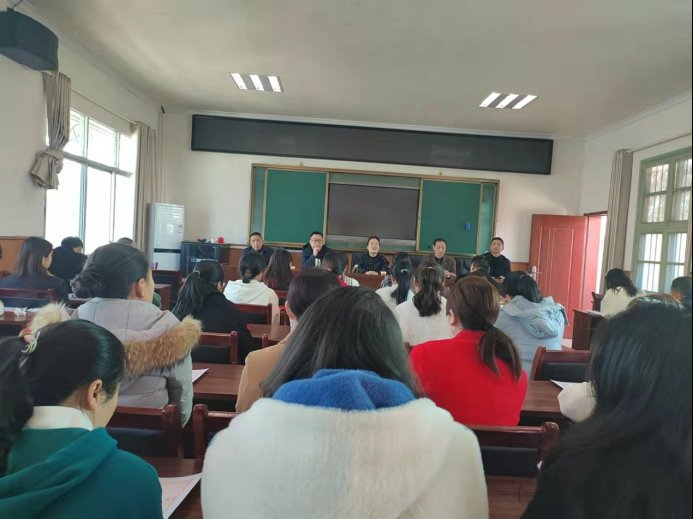 做時代女性，一路向?qū)怼纯诳h山門鎮(zhèn)中間黌舍召開婦女節(jié)贊譽(yù)座談會
