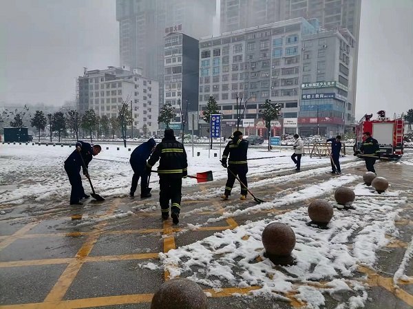 洞口消防隊(duì)員為思源黌舍師生安全出行保駕護(hù)航