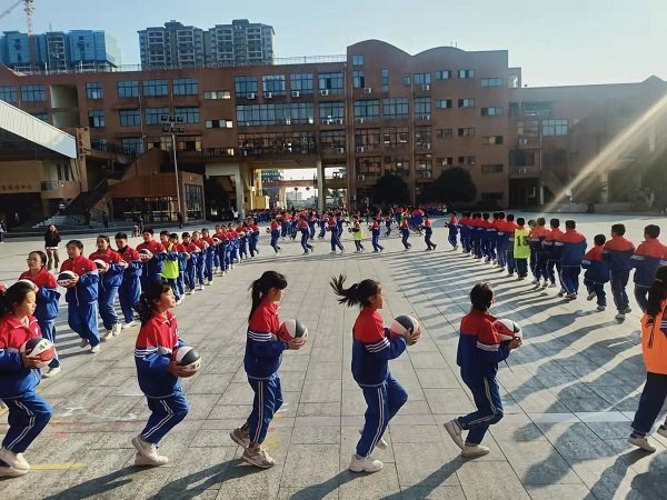 洞口思源實驗黌舍小學(xué)部舉行陽光大課間之“花樣籃球”比賽