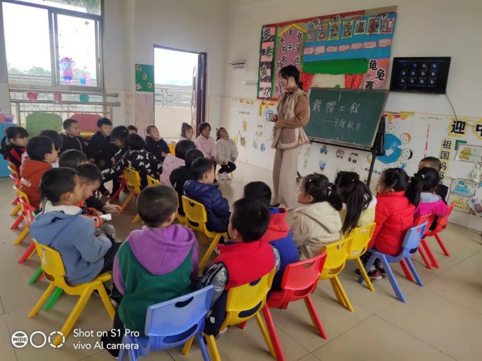 新寧縣清江橋鄉(xiāng)中間幼兒園開(kāi)展小手拉大手帶帽安全行系列運(yùn)動(dòng)