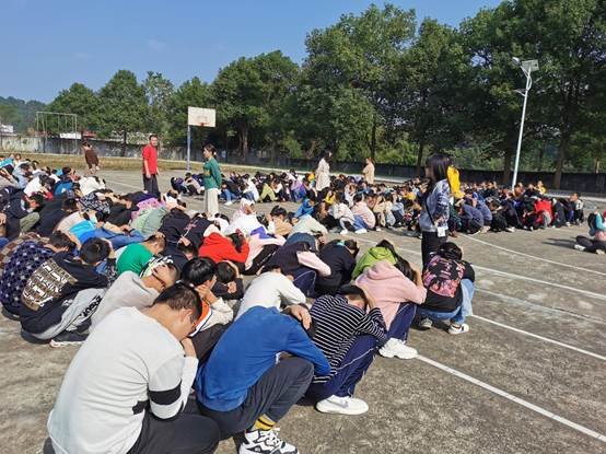 洞口縣管竹中學開展應急疏散演練運動