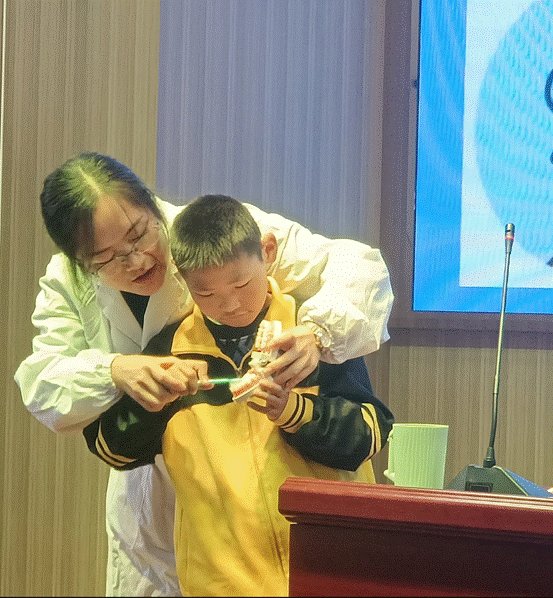 青年教師展風(fēng)采，教學(xué)比武促成長